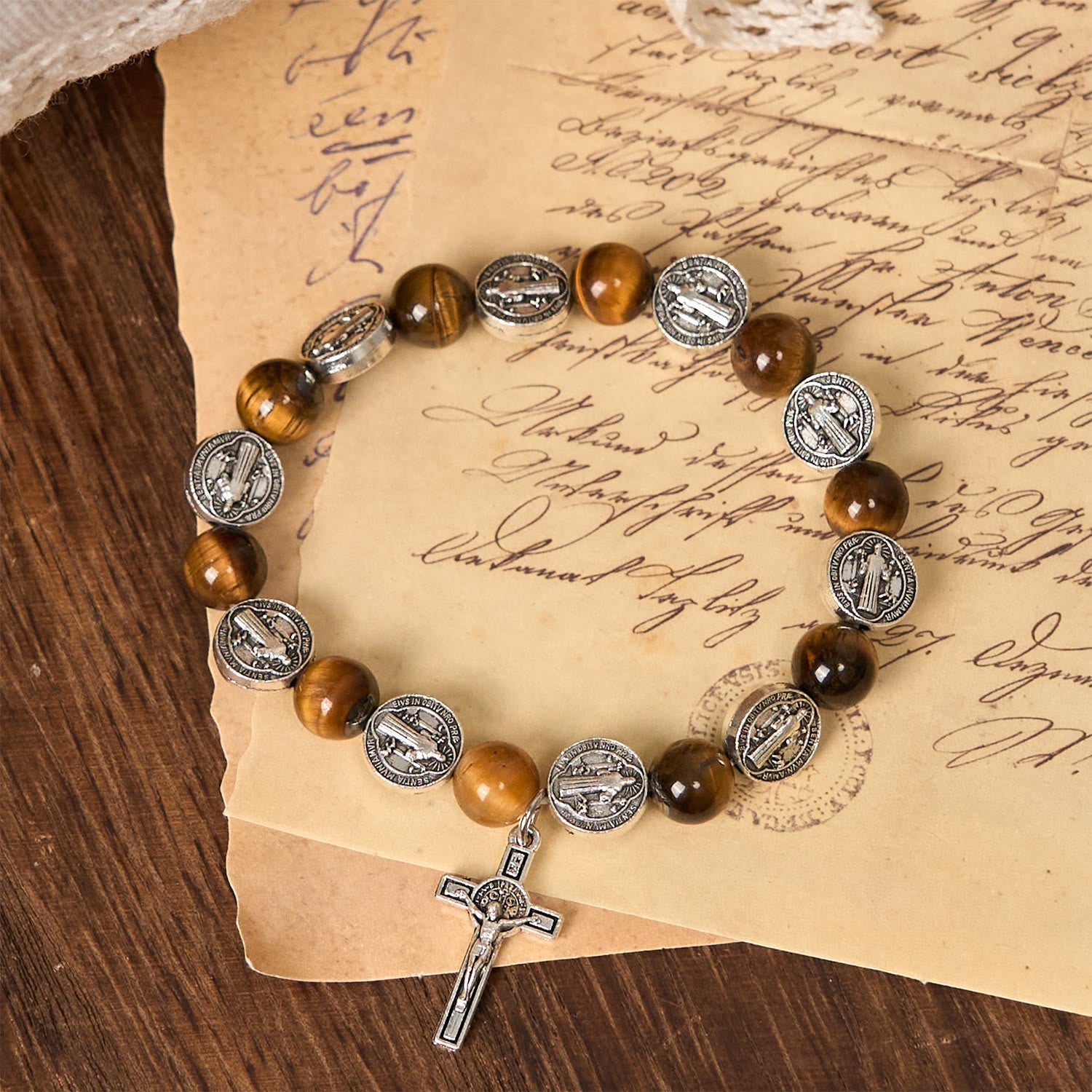 Bracelet Œil-de-Tigre Symbole Saint-Benoît : Un Mélange de Foi et de Beauté
