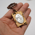 Collar con Colgante de la Virgen María en Madera de Olivo y Metal: Una Reliquia Devocional Atemporal