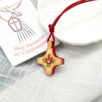 Collar con colgante de cruz de madera del Espíritu Santo y medalla esmaltada en rojo