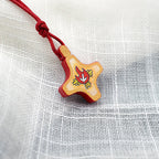 Collar con colgante de cruz de madera del Espíritu Santo y medalla esmaltada en rojo