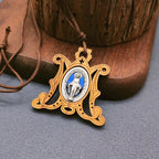Collar de Medalla Milagrosa de Madera de Olivo Vintage: Un Emblema Atemporal de la Gracia Divina