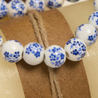 Pulsera floral con cuentas azules y blancas con Medalla Milagrosa