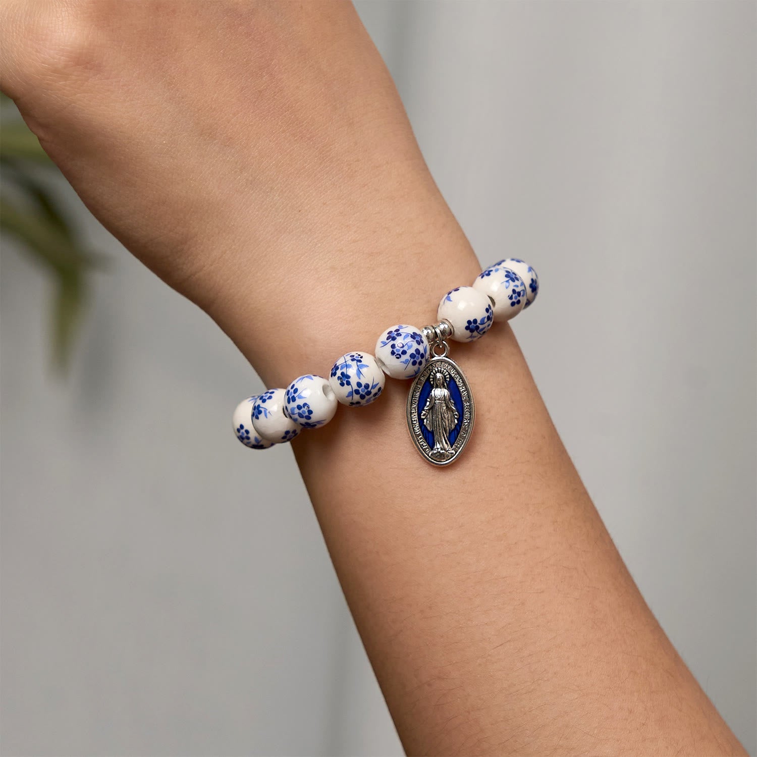 Pulsera floral con cuentas azules y blancas con Medalla Milagrosa