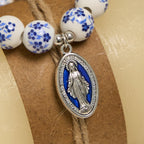 Pulsera floral con cuentas azules y blancas con Medalla Milagrosa