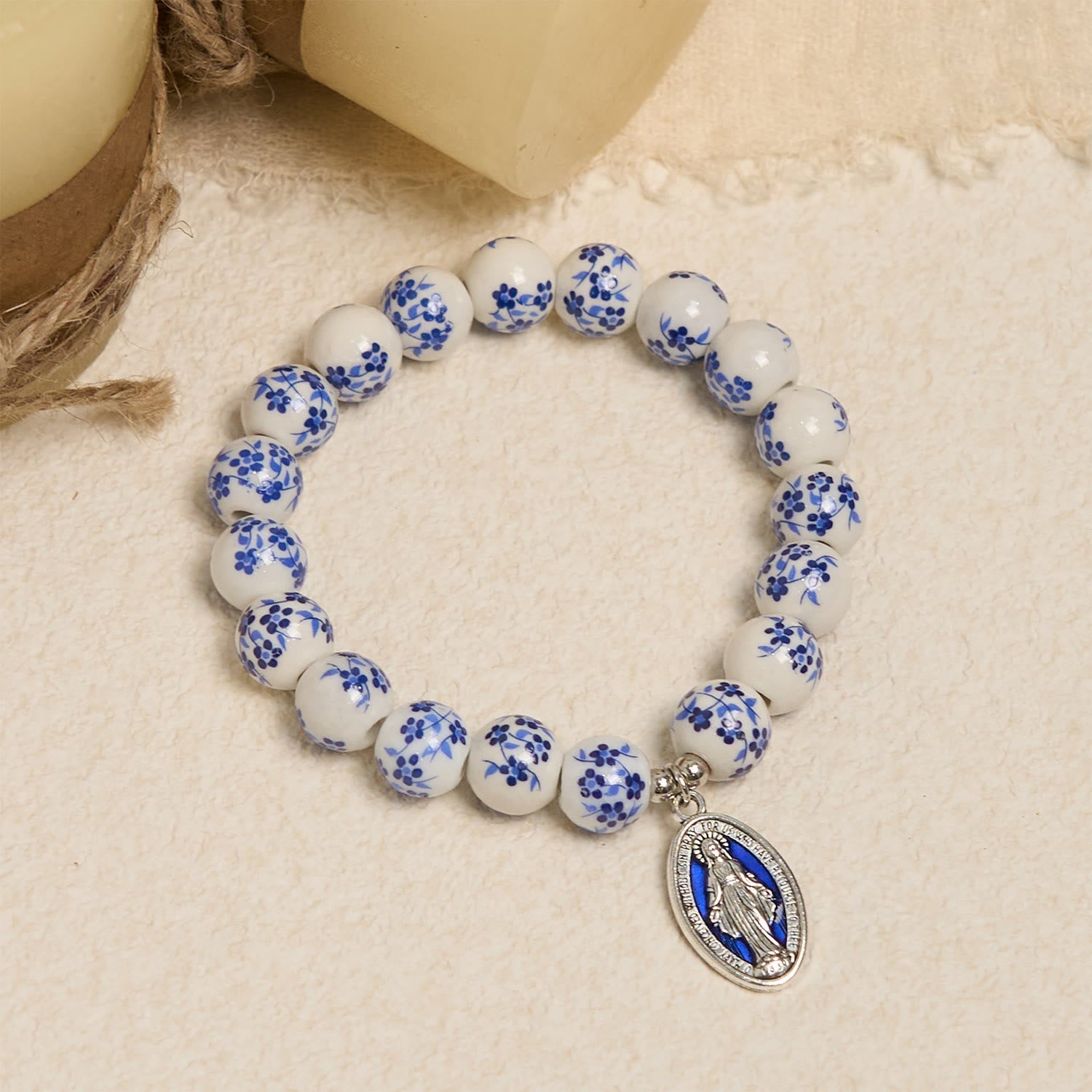 Pulsera floral con cuentas azules y blancas con Medalla Milagrosa