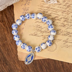 Pulsera floral con cuentas azules y blancas con Medalla Milagrosa