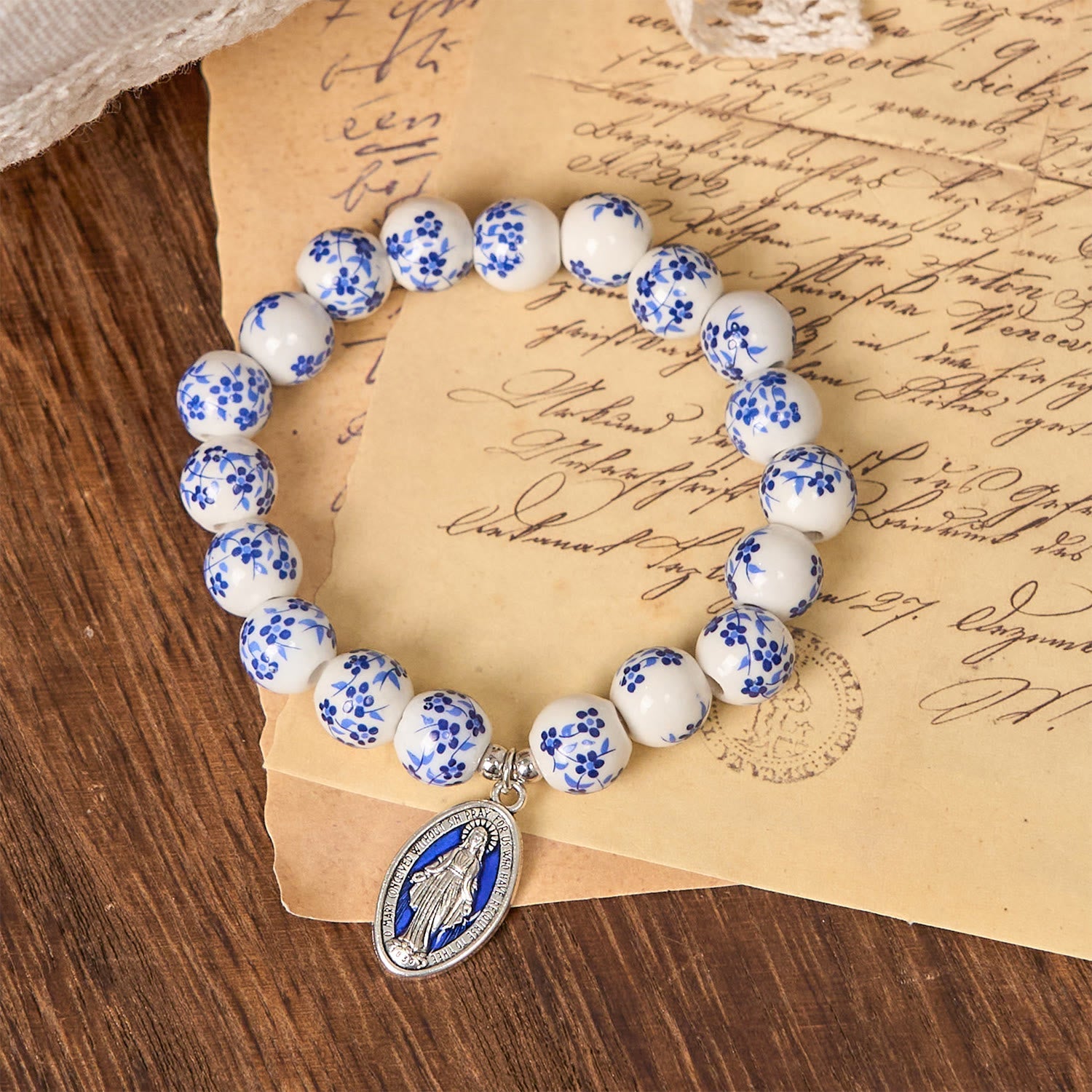 Pulsera floral con cuentas azules y blancas con Medalla Milagrosa
