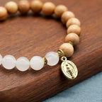 Bracelets perles agate rouge et calcédoine blanche avec pendentif Vierge Marie : un témoignage de dévotion