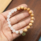 Bracelets perles agate rouge et calcédoine blanche avec pendentif Vierge Marie : un témoignage de dévotion