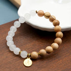 Bracelets perles agate rouge et calcédoine blanche avec pendentif Vierge Marie : un témoignage de dévotion