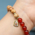 Bracelets perles agate rouge et calcédoine blanche avec pendentif Vierge Marie : un témoignage de dévotion