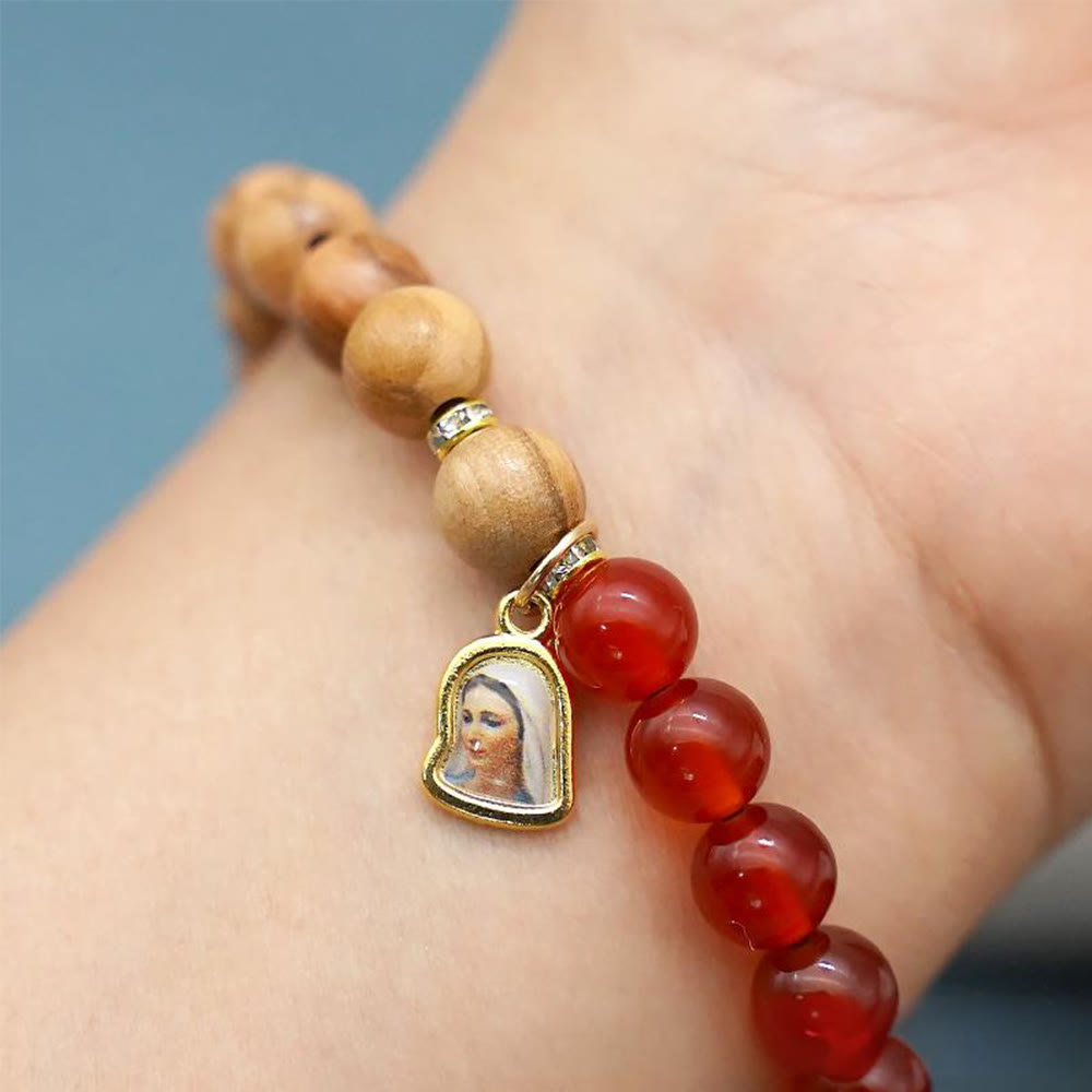 Bracelets perles agate rouge et calcédoine blanche avec pendentif Vierge Marie : un témoignage de dévotion