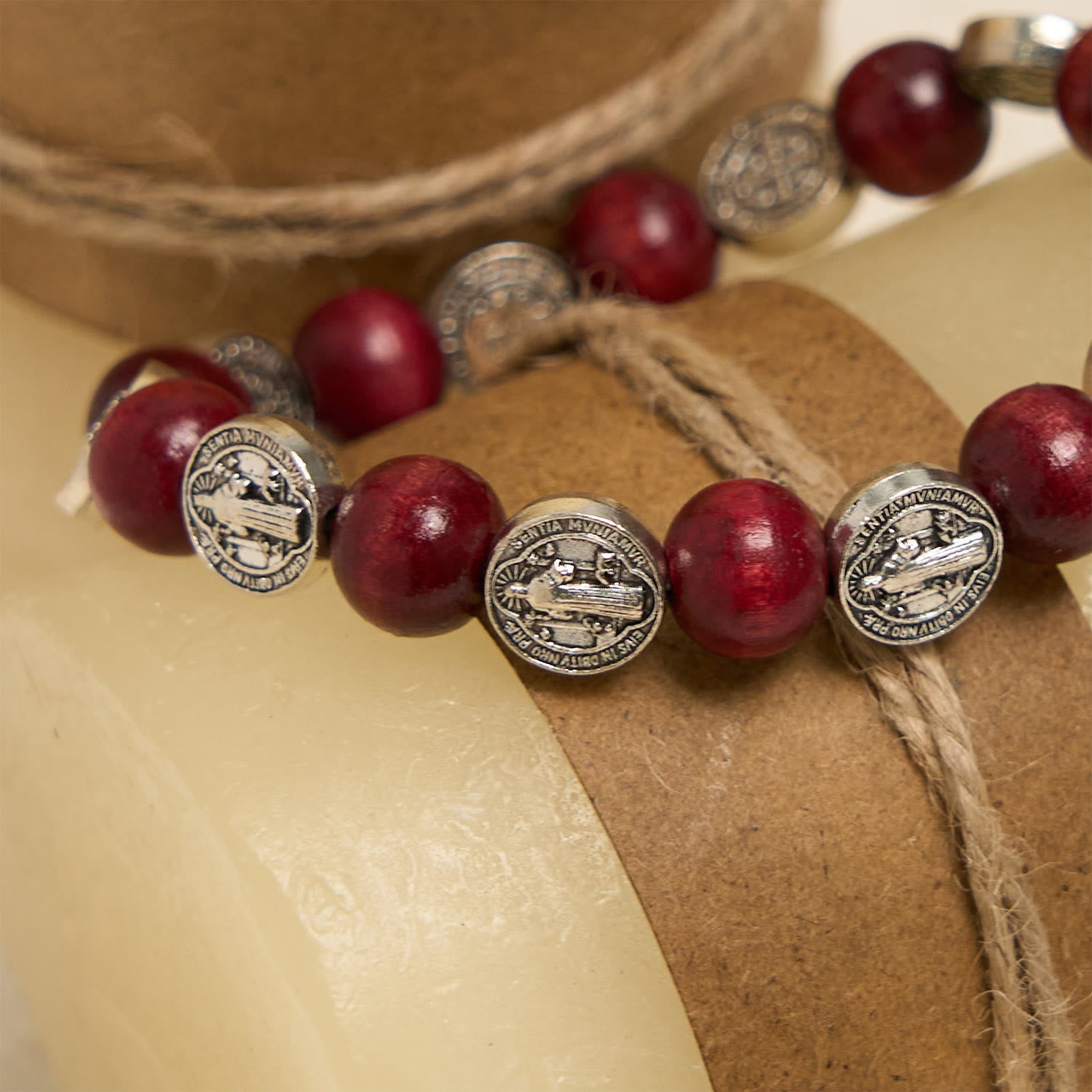Pulsera de Cuentas Rojas y Colgante de San Benito Estilo Vintage: Preciado Símbolo de Guía Divina