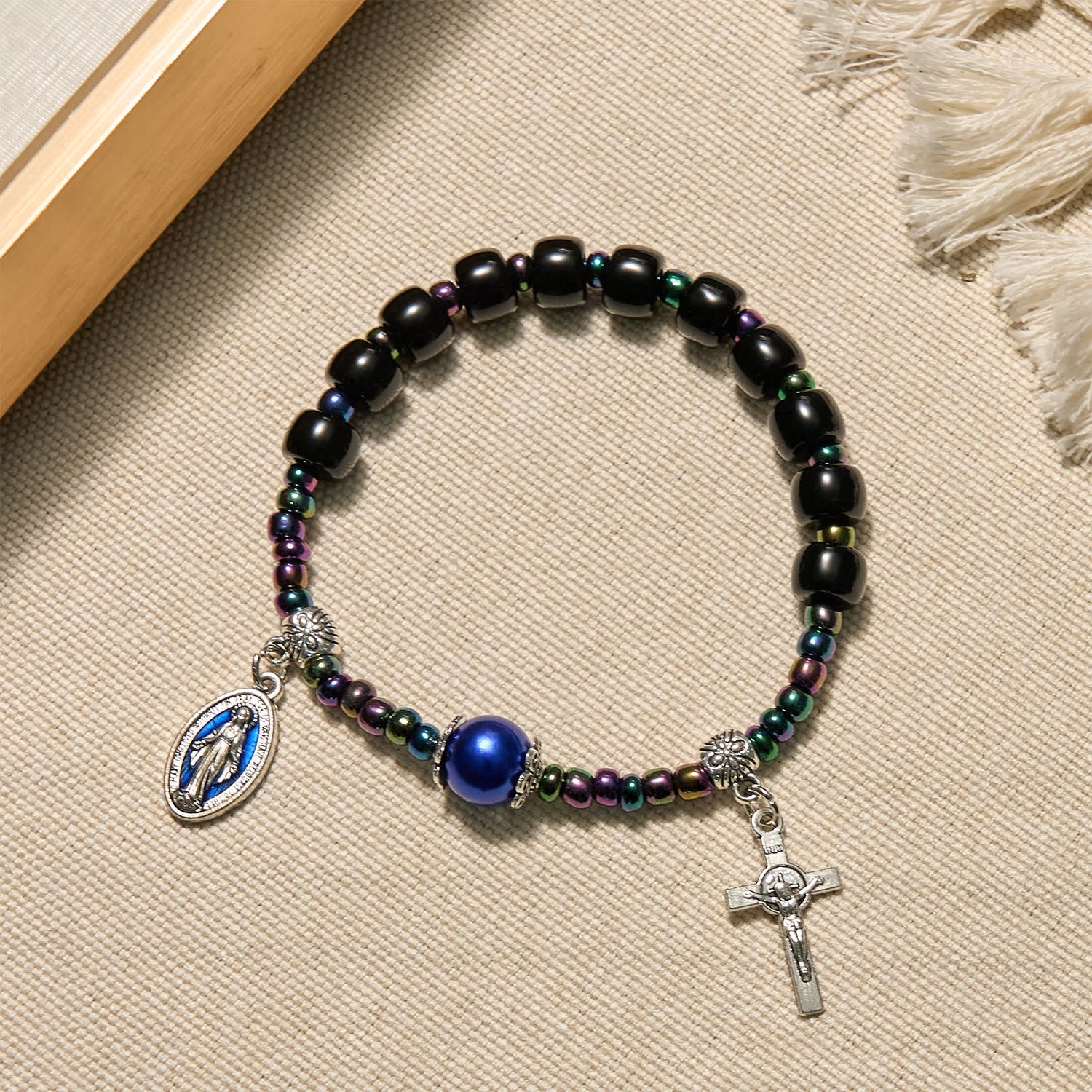 Bracelet avec Notre-Dame et crucifix en ébène et agate bleue