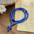 Collar de cuerda con cruz azul y negra de 100 nudos de bendición: símbolo preciado de la bendición sagrada