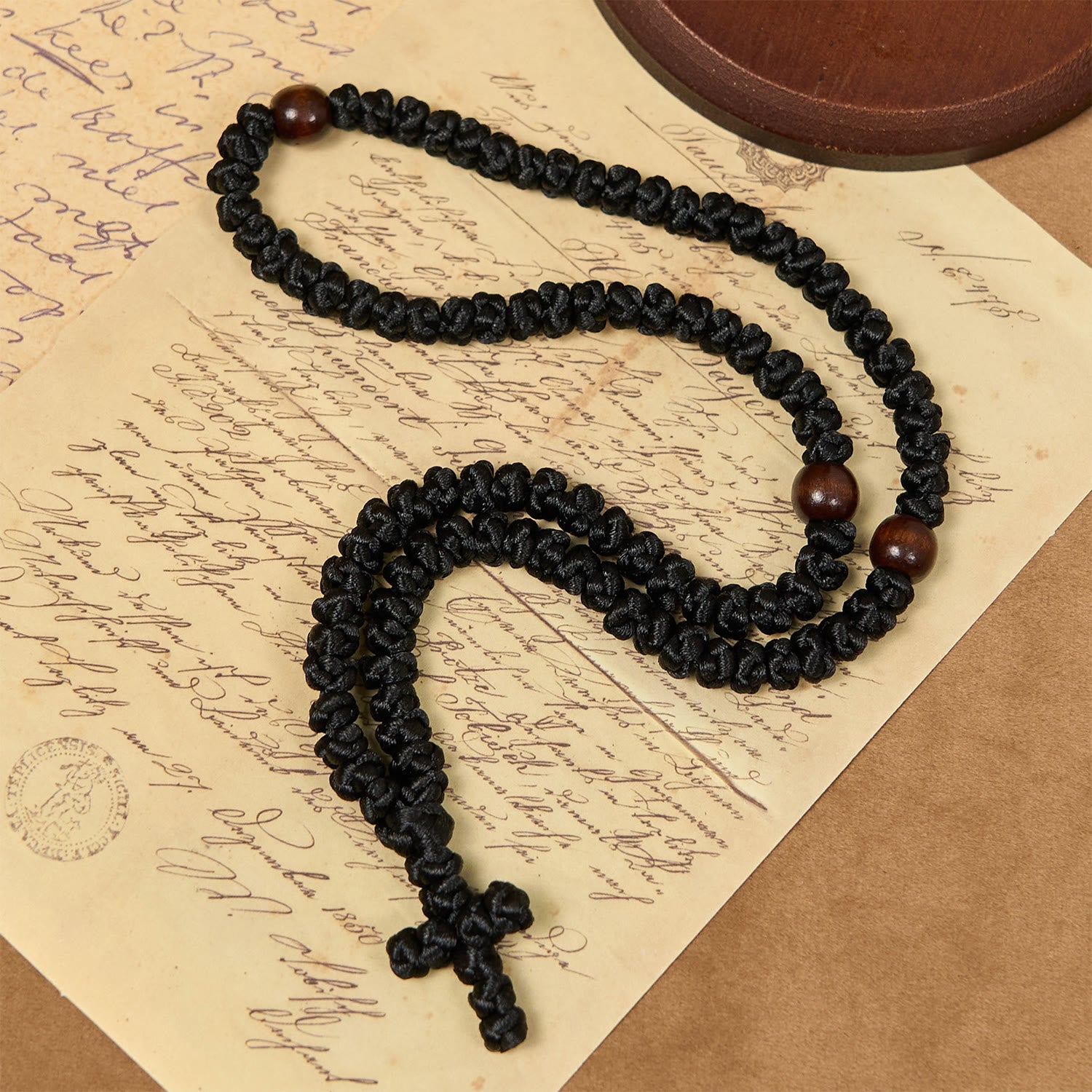 Collar de cuerda con cruz azul y negra de 100 nudos de bendición: símbolo preciado de la bendición sagrada