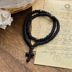 Collar de cuerda con cruz azul y negra de 100 nudos de bendición: símbolo preciado de la bendición sagrada