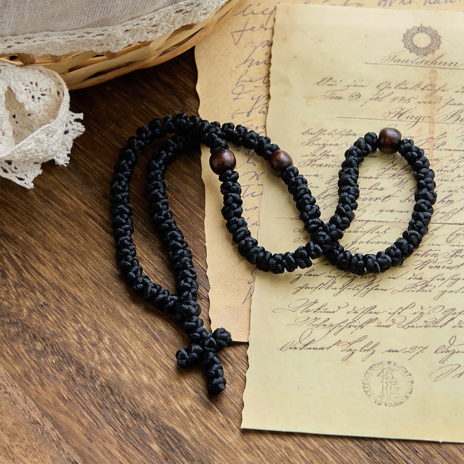 Collar de cuerda con cruz azul y negra de 100 nudos de bendición: símbolo preciado de la bendición sagrada