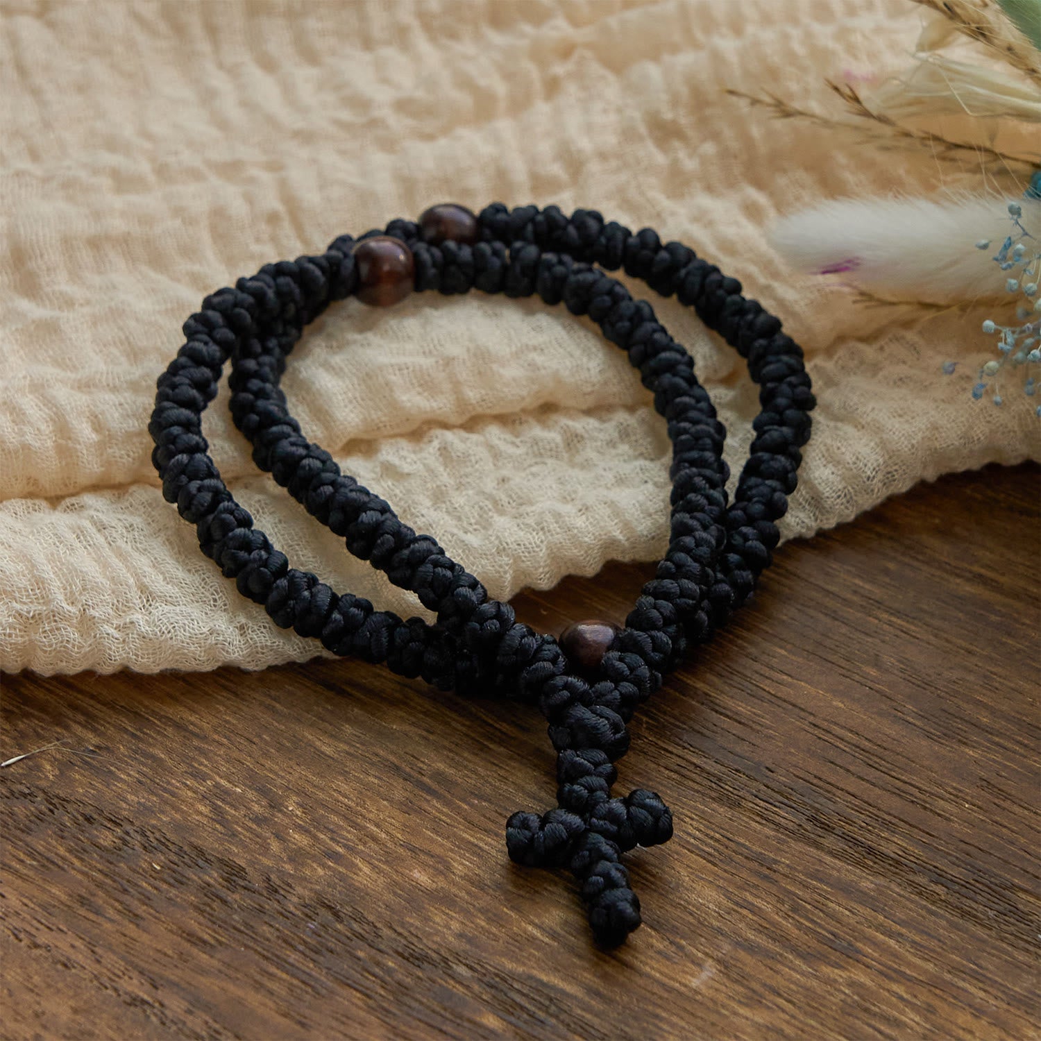 Collar de cuerda con cruz azul y negra de 100 nudos de bendición: símbolo preciado de la bendición sagrada