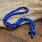 Collar de cuerda con cruz azul y negra de 100 nudos de bendición: símbolo preciado de la bendición sagrada