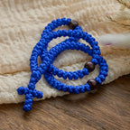 Collar de cuerda con cruz azul y negra de 100 nudos de bendición: símbolo preciado de la bendición sagrada