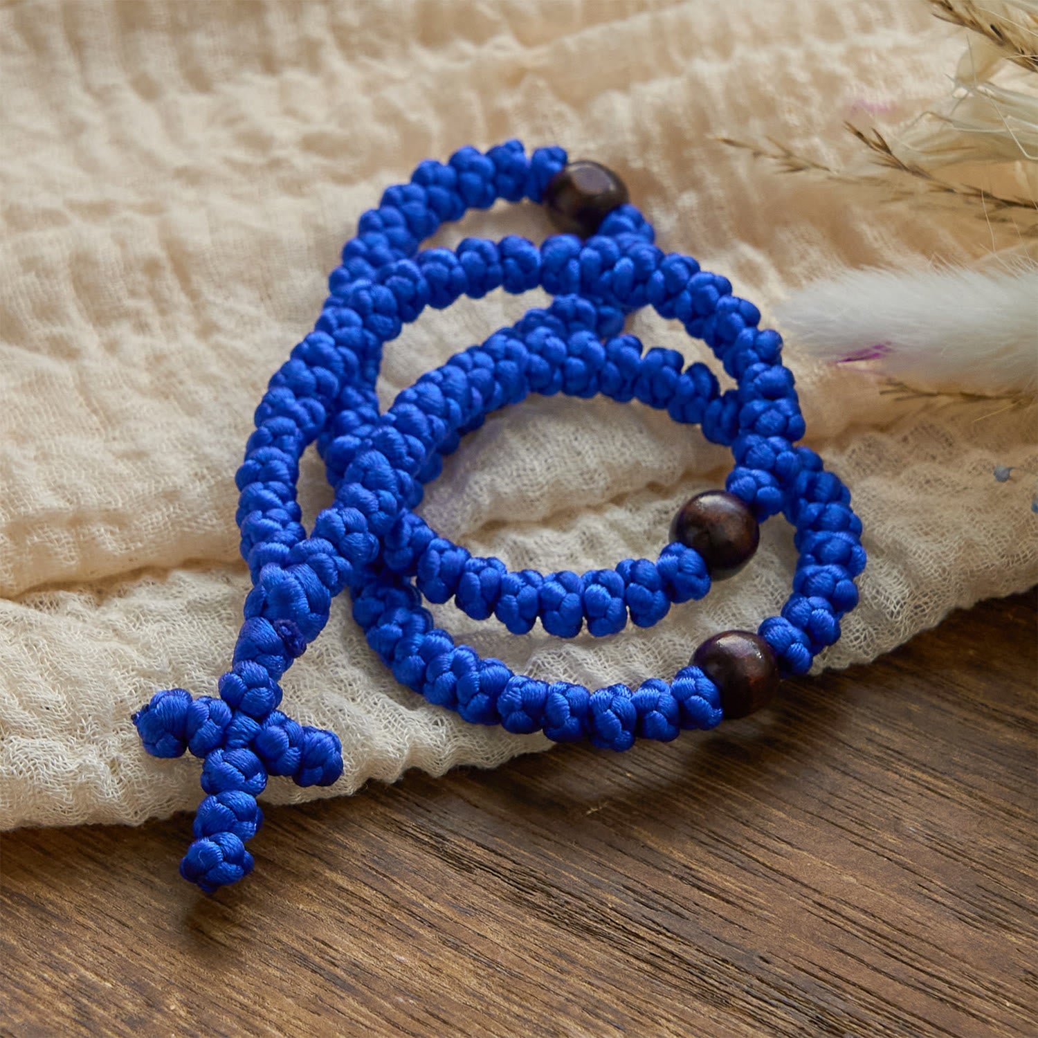 Collar de cuerda con cruz azul y negra de 100 nudos de bendición: símbolo preciado de la bendición sagrada