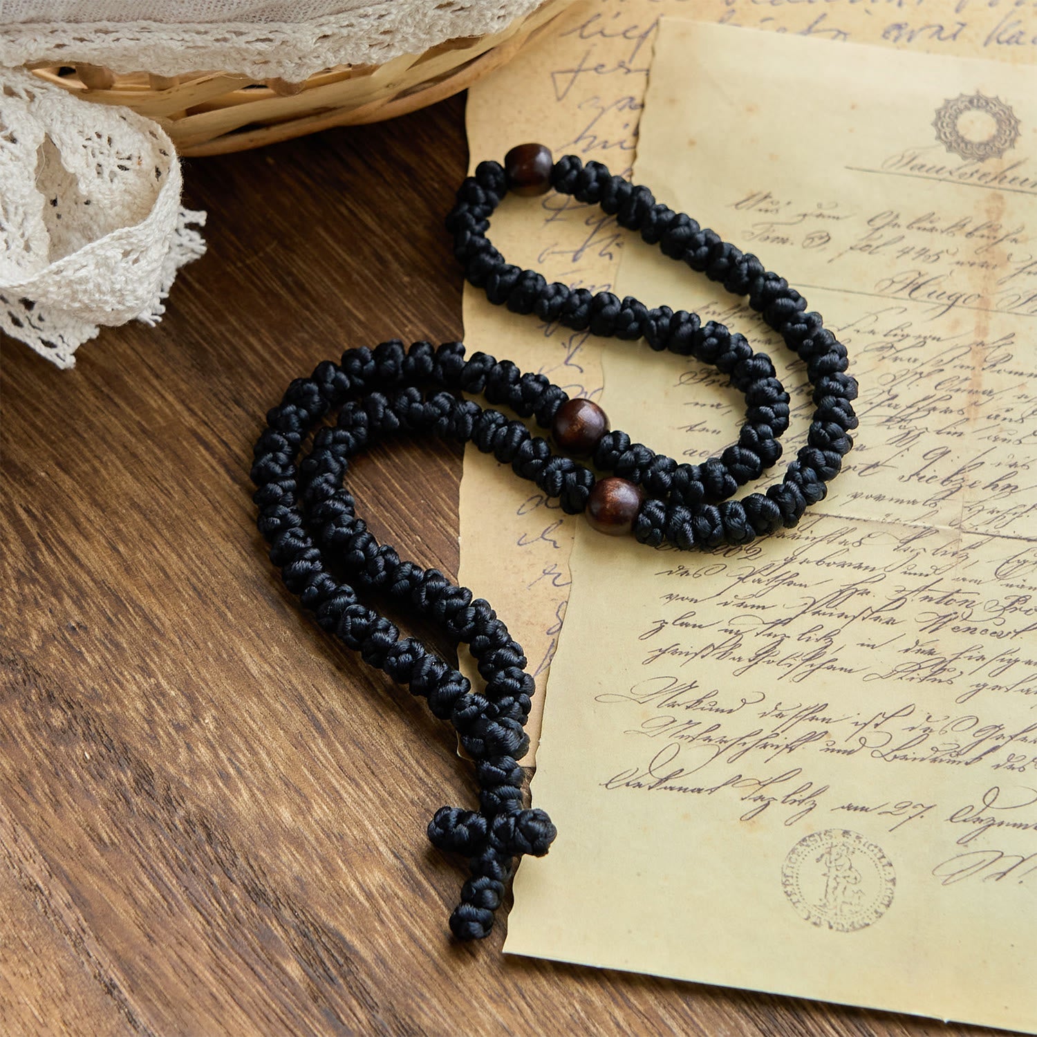 Collar de cuerda con cruz azul y negra de 100 nudos de bendición: símbolo preciado de la bendición sagrada