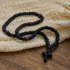 Collar de cuerda con cruz azul y negra de 100 nudos de bendición: símbolo preciado de la bendición sagrada
