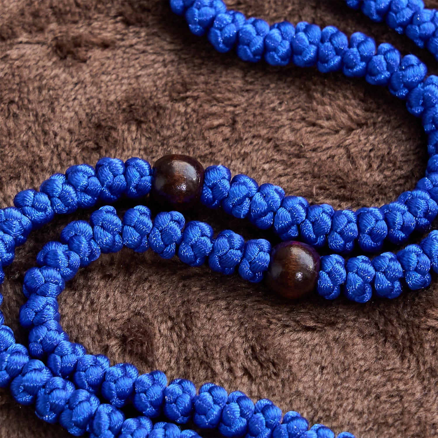 Collar de cuerda con cruz azul y negra de 100 nudos de bendición: símbolo preciado de la bendición sagrada