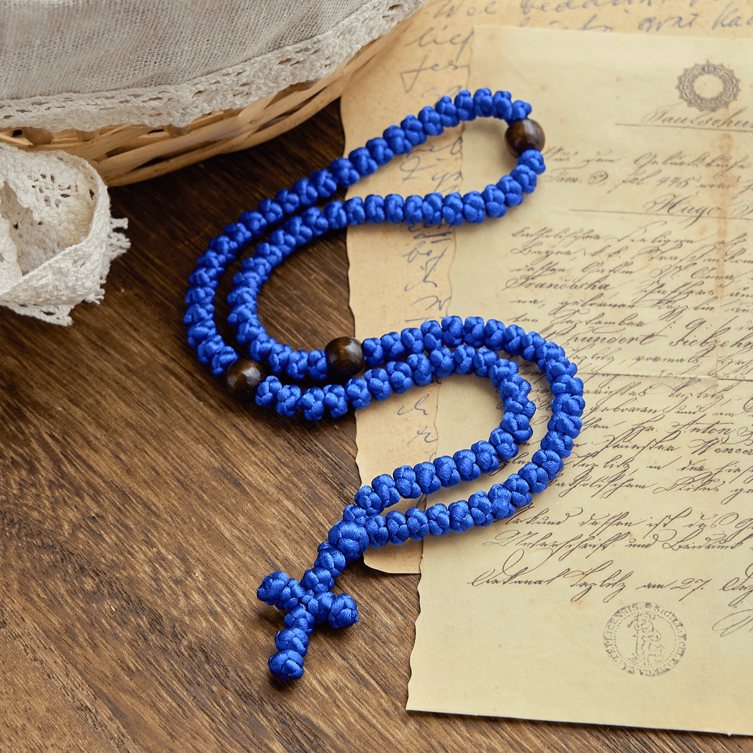 Collar de cuerda con cruz azul y negra de 100 nudos de bendición: símbolo preciado de la bendición sagrada