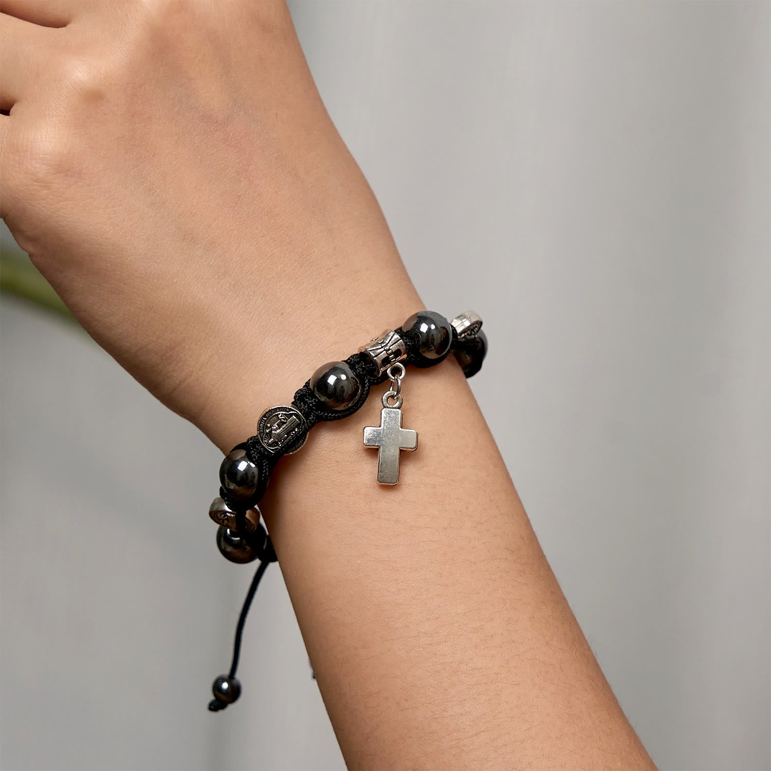 Bracelet en perles d'hématite avec croix et Saint Benoît : Solennel rappel des racines spirituelles