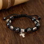 Bracelet en perles d'hématite avec croix et Saint Benoît : Solennel rappel des racines spirituelles