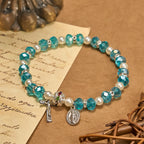 Pulsera elástica de cristal transparente moderno con crucifijo y medalla milagrosa: una declaración de fe contemporánea