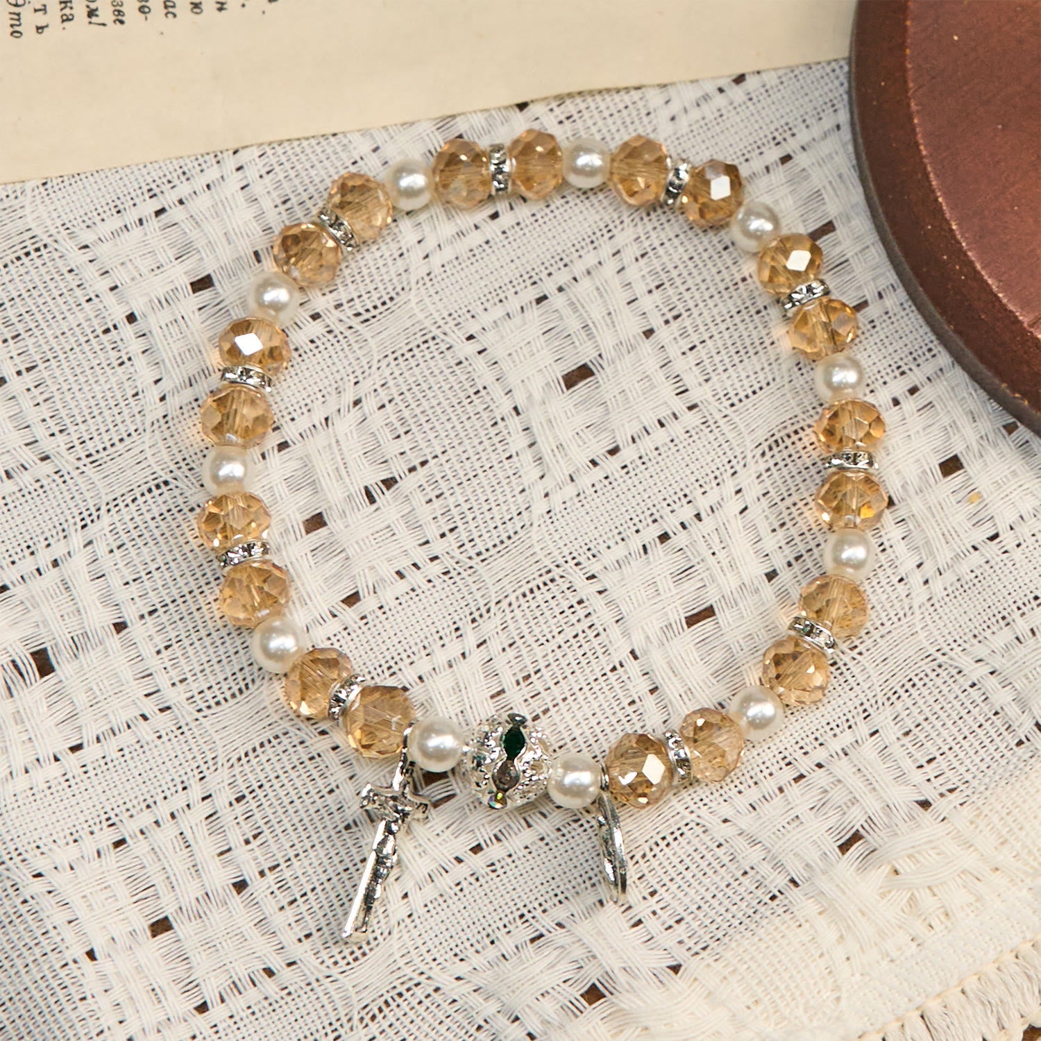 Pulsera elástica de cristal transparente moderno con crucifijo y medalla milagrosa: una declaración de fe contemporánea