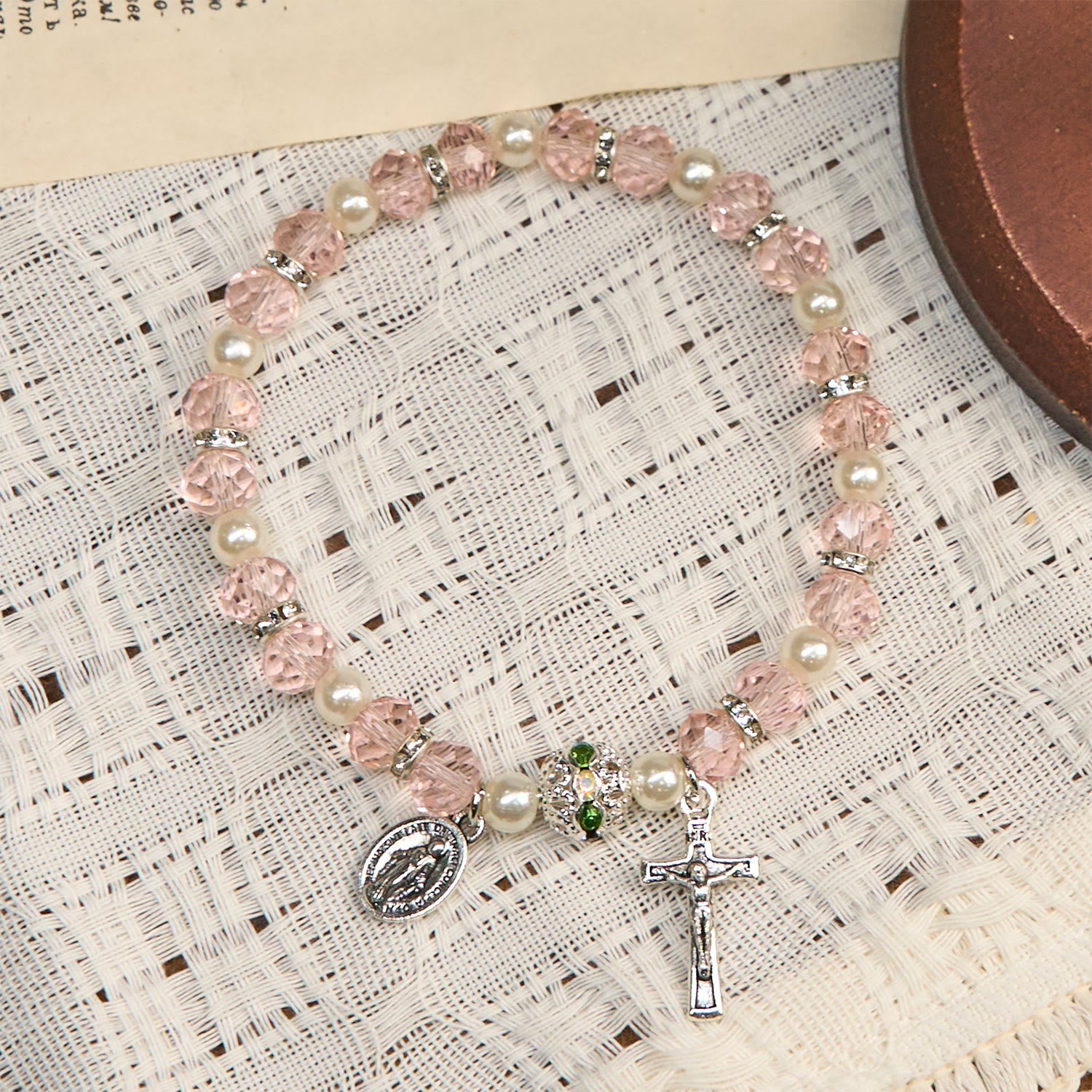 Pulsera elástica de cristal transparente moderno con crucifijo y medalla milagrosa: una declaración de fe contemporánea