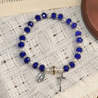 Pulsera elástica de cristal transparente moderno con crucifijo y medalla milagrosa: una declaración de fe contemporánea