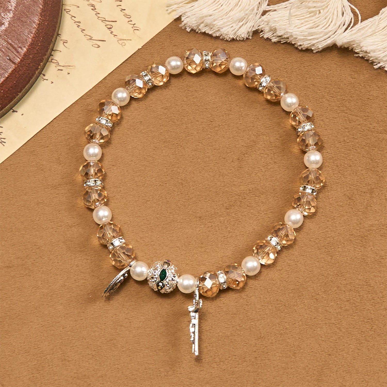Pulsera elástica de cristal transparente moderno con crucifijo y medalla milagrosa: una declaración de fe contemporánea