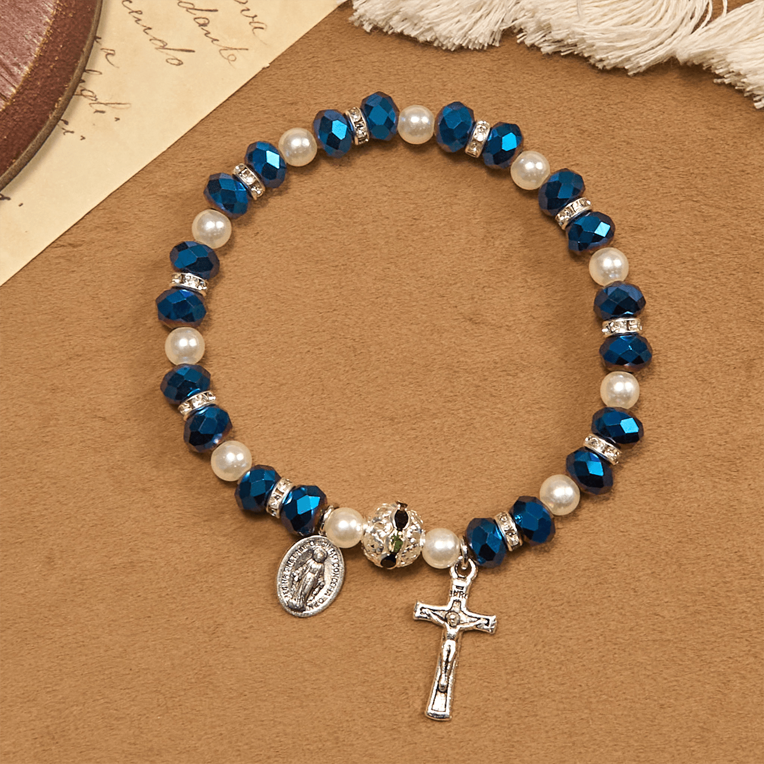 Pulsera elástica de cristal transparente moderno con crucifijo y medalla milagrosa: una declaración de fe contemporánea