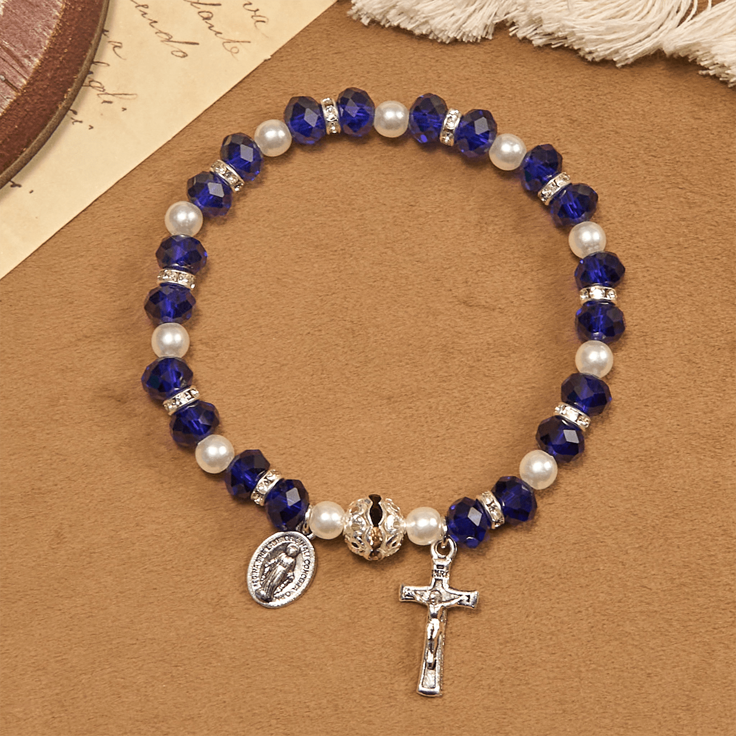 Pulsera elástica de cristal transparente moderno con crucifijo y medalla milagrosa: una declaración de fe contemporánea