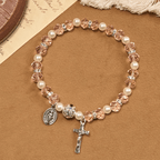 Pulsera elástica de cristal transparente moderno con crucifijo y medalla milagrosa: una declaración de fe contemporánea