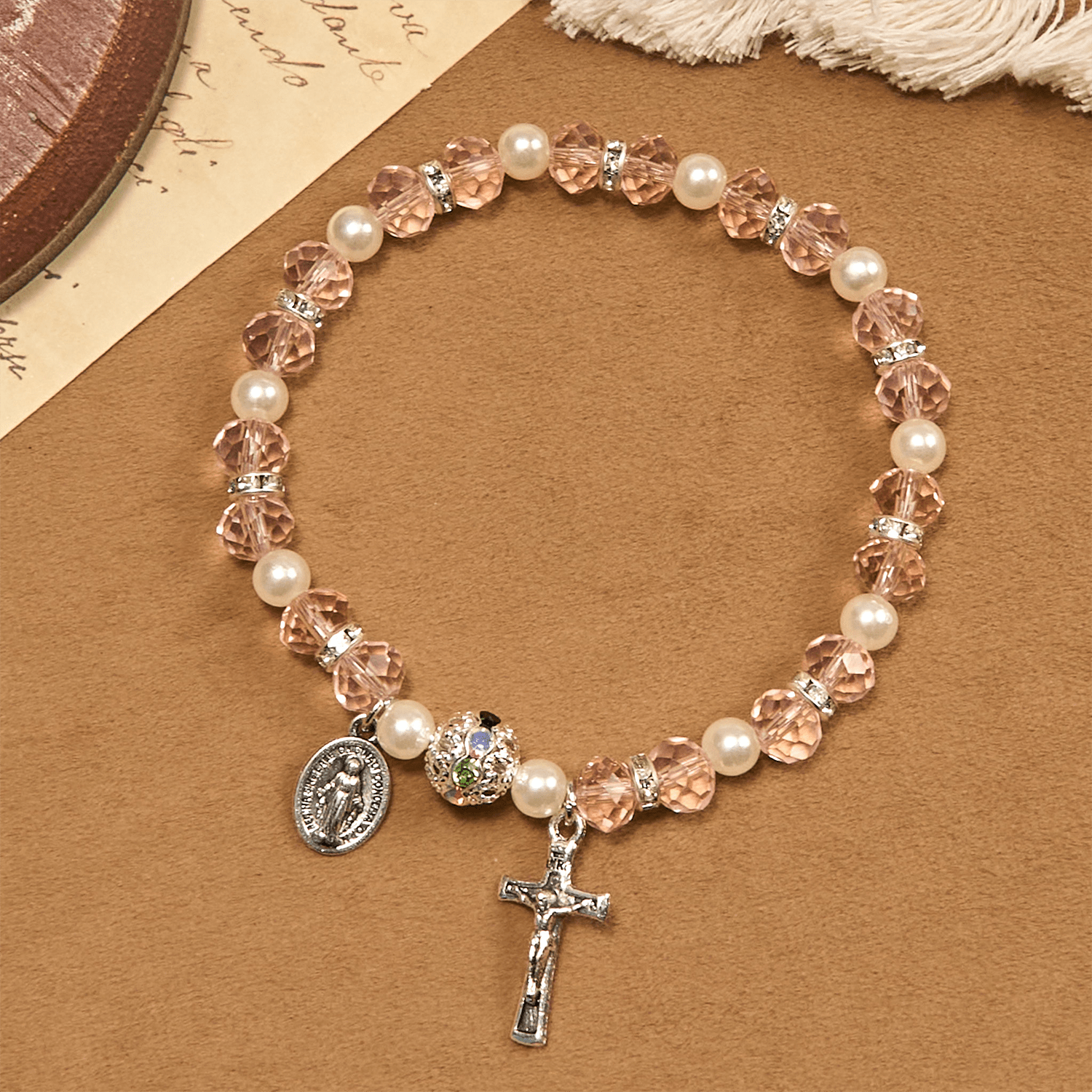 Pulsera elástica de cristal transparente moderno con crucifijo y medalla milagrosa: una declaración de fe contemporánea