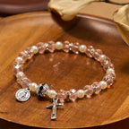 Pulsera elástica de cristal transparente moderno con crucifijo y medalla milagrosa: una declaración de fe contemporánea