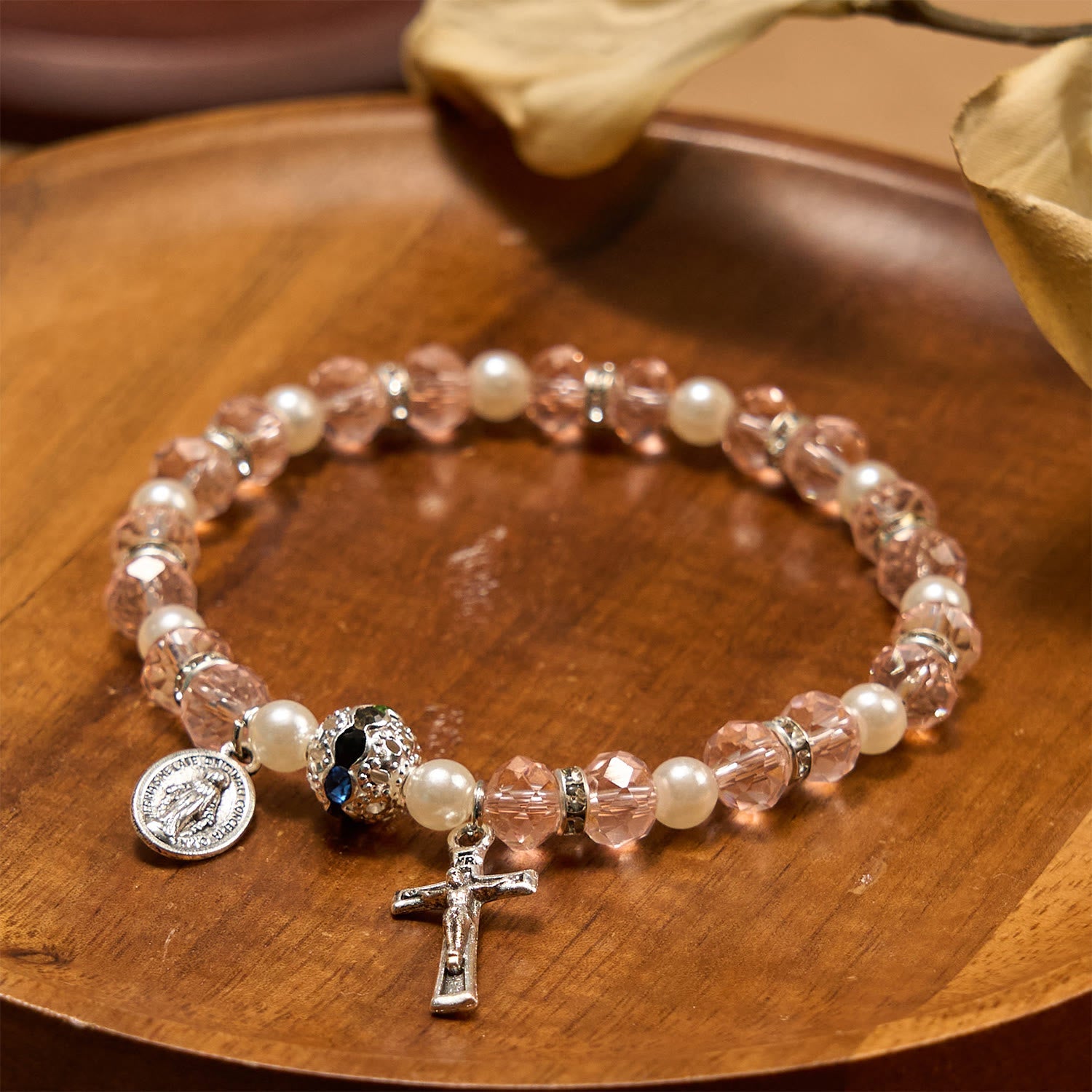 Pulsera elástica de cristal transparente moderno con crucifijo y medalla milagrosa: una declaración de fe contemporánea
