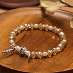 Pulsera elástica de cristal transparente moderno con crucifijo y medalla milagrosa: una declaración de fe contemporánea