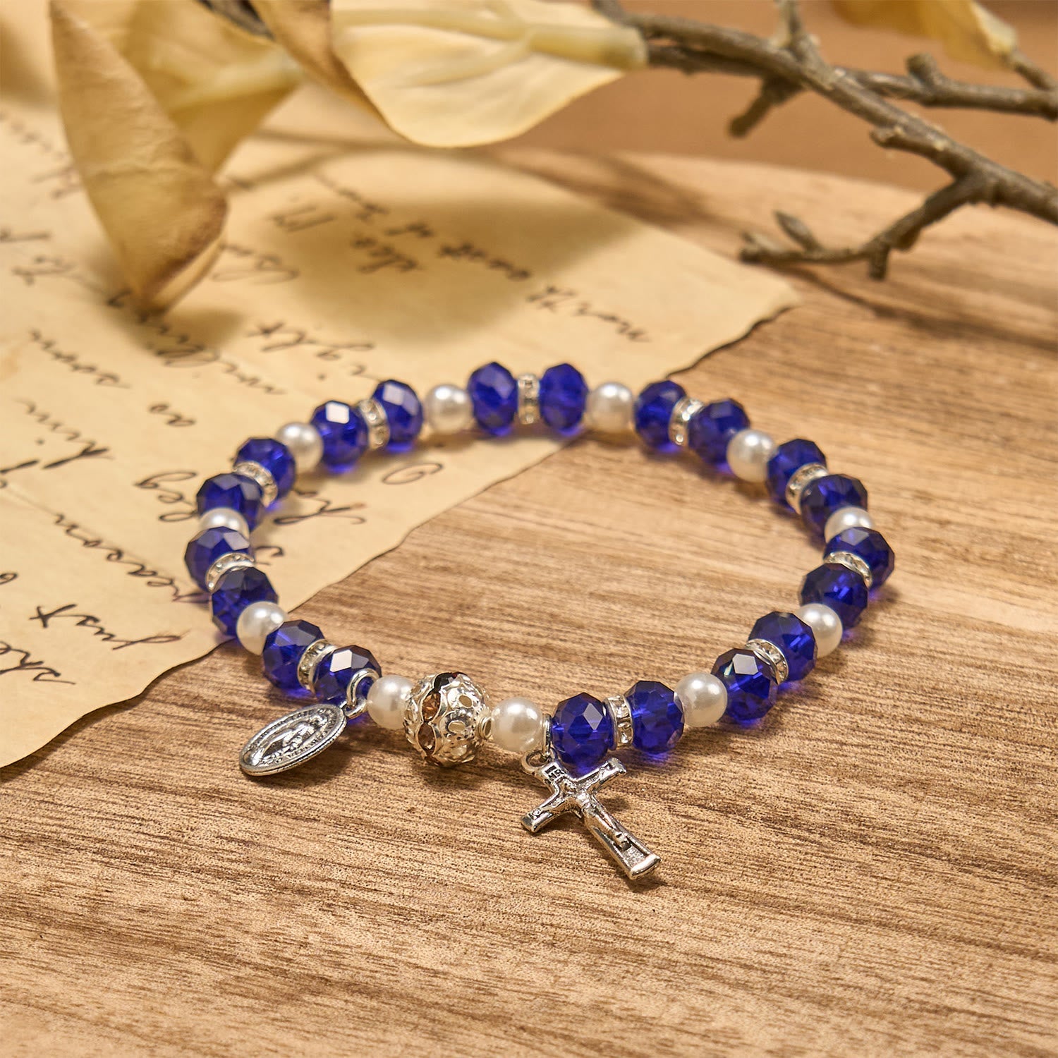 Pulsera elástica de cristal transparente moderno con crucifijo y medalla milagrosa: una declaración de fe contemporánea