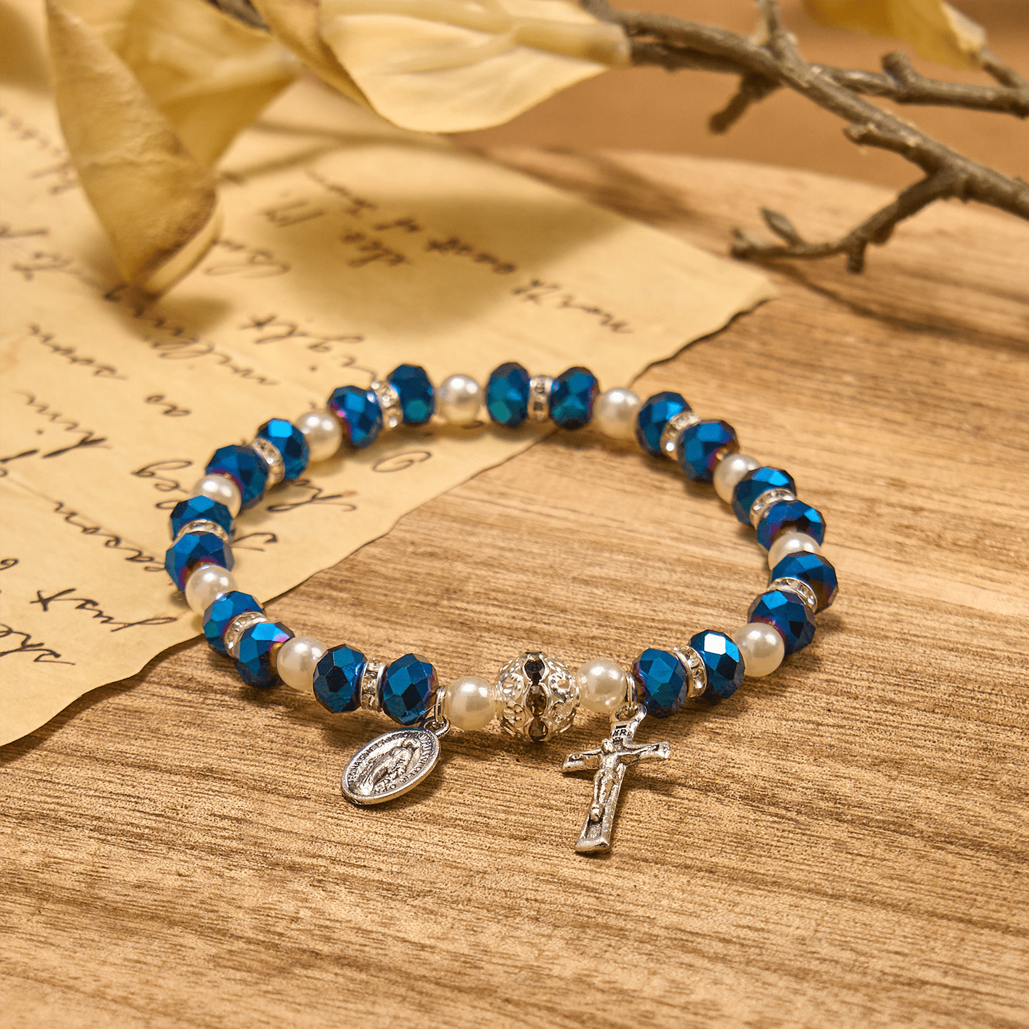 Pulsera elástica de cristal transparente moderno con crucifijo y medalla milagrosa: una declaración de fe contemporánea