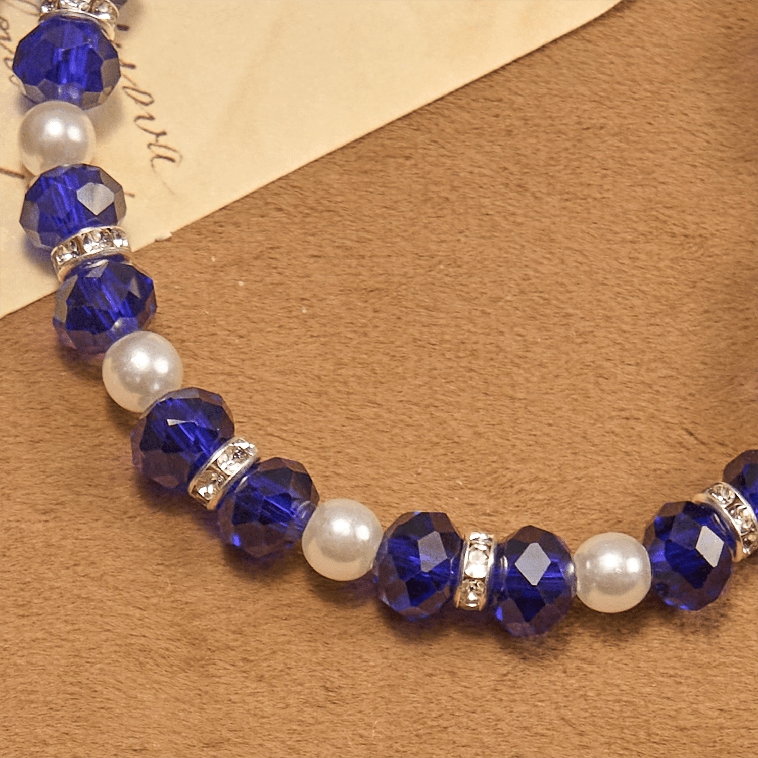 Pulsera elástica de cristal transparente moderno con crucifijo y medalla milagrosa: una declaración de fe contemporánea