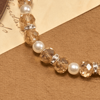 Pulsera elástica de cristal transparente moderno con crucifijo y medalla milagrosa: una declaración de fe contemporánea