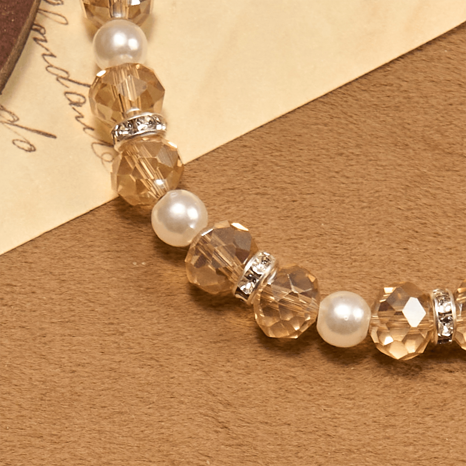 Pulsera elástica de cristal transparente moderno con crucifijo y medalla milagrosa: una declaración de fe contemporánea