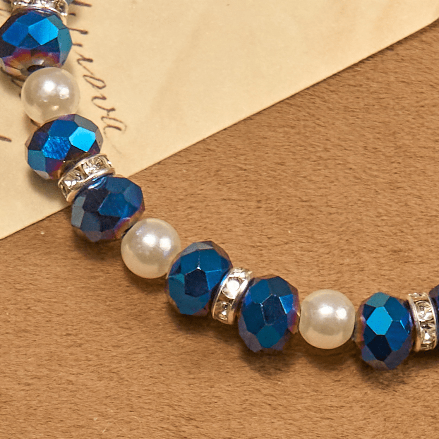 Pulsera elástica de cristal transparente moderno con crucifijo y medalla milagrosa: una declaración de fe contemporánea